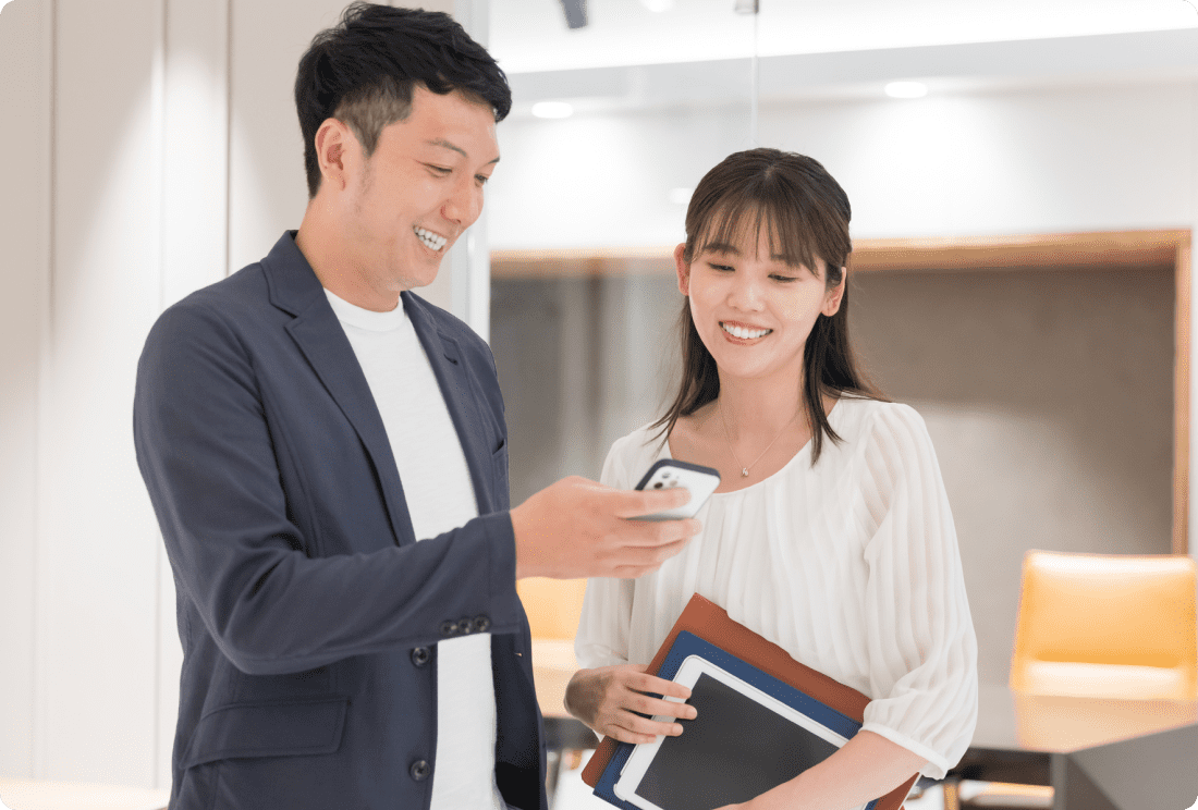 会話する男女