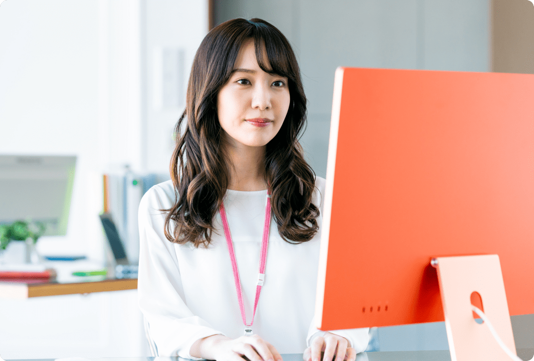 パソコン操作する女性